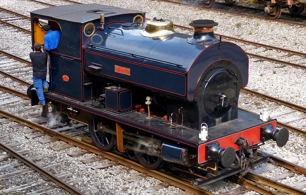 . Die SCM (Stoomcentrum Maldegem) Gastlok  Fred  beim Umsetzten am 12.09.2015 im Bahnhof Fond de Gras. (Hans)

Bei dieser Lok handelt es sich um eine britische Satteltanklok aus dem Jahr 1925. Sie war in der Kalksteingrube von Tunstead Works in Buxton im Einsatz. 1991 wurde sie an die belgische Museumsbahn Stommcentrum Maldegem geliefert. Von 2002 bis 2009 wurde sie generalüberholt und am 01.05.2009 wurde sie beim dortigen Dampffestival offiziel in Betrieb genommen.

Die technischen Daten:

Baujahr: 1925
Hersteller: Avonside Engine Company
Fabriknummer: 1906
Länge: 7000 mm
Maximale Geschwindigkeit: 40 km/h
Gewicht (leer): 24 t
Gewicht (voll): 30 t
Kohlenvorrat: 500 kg
Wasservorrat: 3500 l

