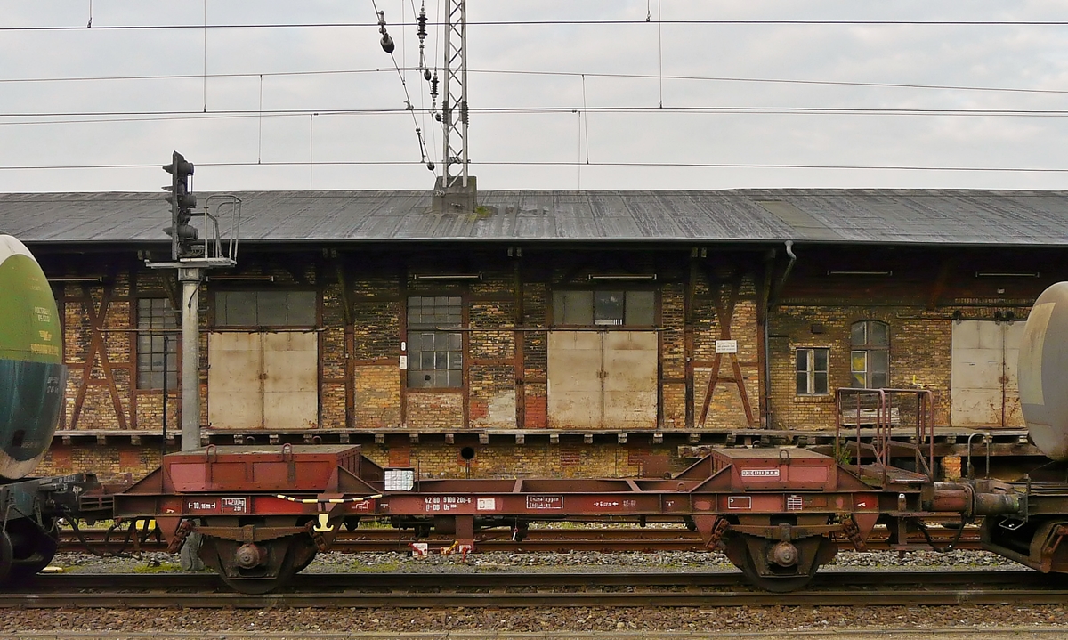 . Dieser interessante Wagen war am 22.09.2011 in einem gemischten Gterzug eingereiht, welcher durch den Bahnhof von Stralsund fuhr. Dabei handelt es sich um einen Kuppelwagen der Gattung Us mit der Nummer 42 60 9100 206-6 ? DB Us. 

Zur Befrderung sowjetischer Gterwagen mit SA-3-Kupplung (eine halbautomatische Mittelpufferkupplung) baute die DR im Raw Leipzig ab 1984 insgesamt 450 Kuppelwagen, die, zum Teil schnelllauffhig, als U(s) mit den GSNR 9083 und 9084 bezeichnet wurden. Diese mit Ballast beladenen Kesselwagenuntergestelle wurden ursprnglich mit SA3-Kupplung fr in Mukran umgespurte russische Gterwagen gebaut. Die Seite mit der greren Ballastmasse trug die SA3-, die andere die Schraubenkupplung. (Hans)
