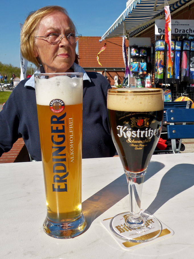 . Dilemma in Norddeich: Welches Bier soll sie nun trinken...? Zum Glck mag sie kein Weizenbier. ;-) 05.05.2016 (Hans)