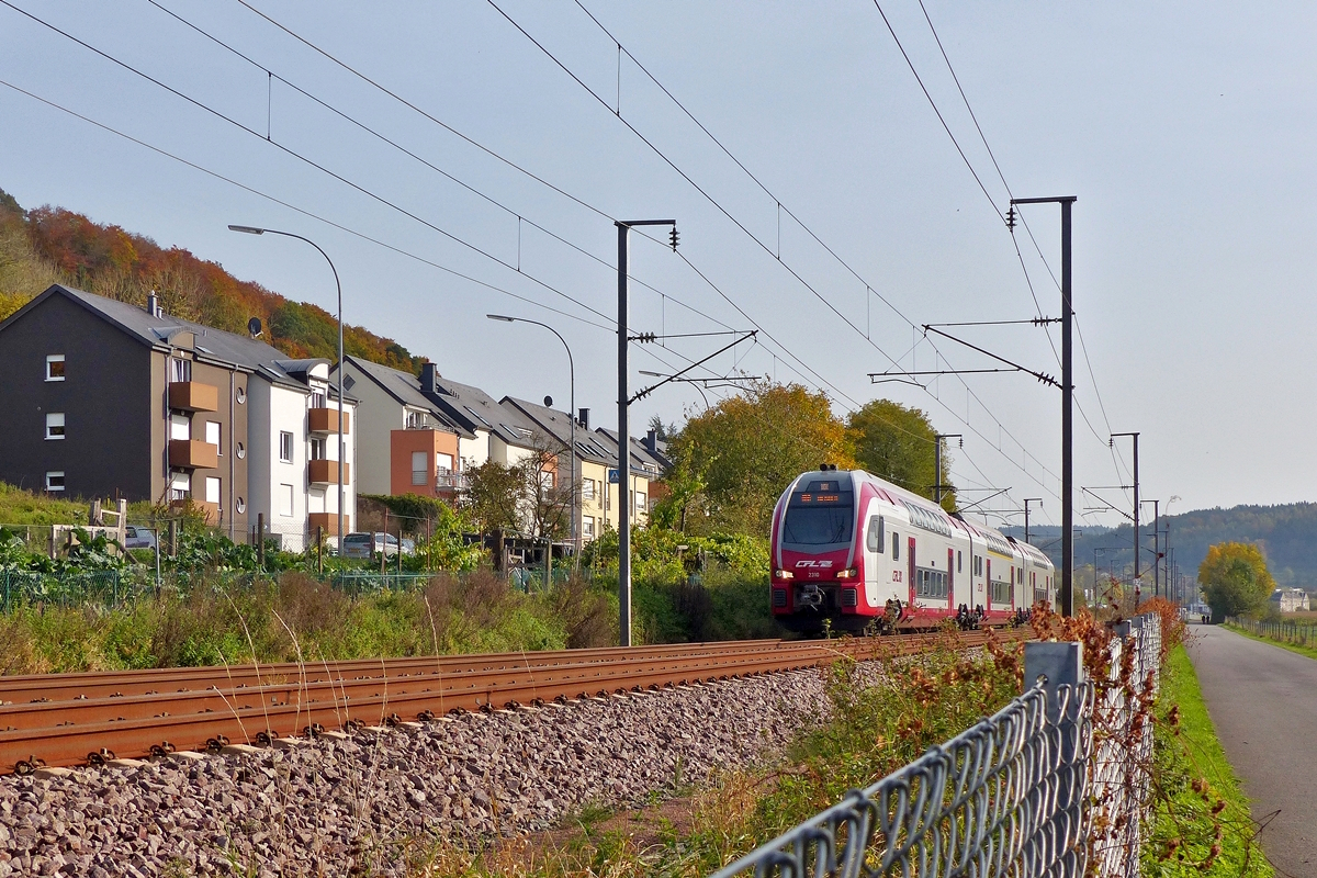 . Ein neues Gesicht auf der luxemburgischen Nordstrecke - Zur Freude der Fotografin war der CFL KISS Z 2310 am 16.10.2017 dazu auserkoren als RB 3614 Luxembourg - Diekirch durch das herbstliche Alzettetal zu verkehren. Hier durchf�hrt er die Ortschaft Rollingen kurz bevor er den Bahnhof von Mersch erreichen wird. (Jeanny) 