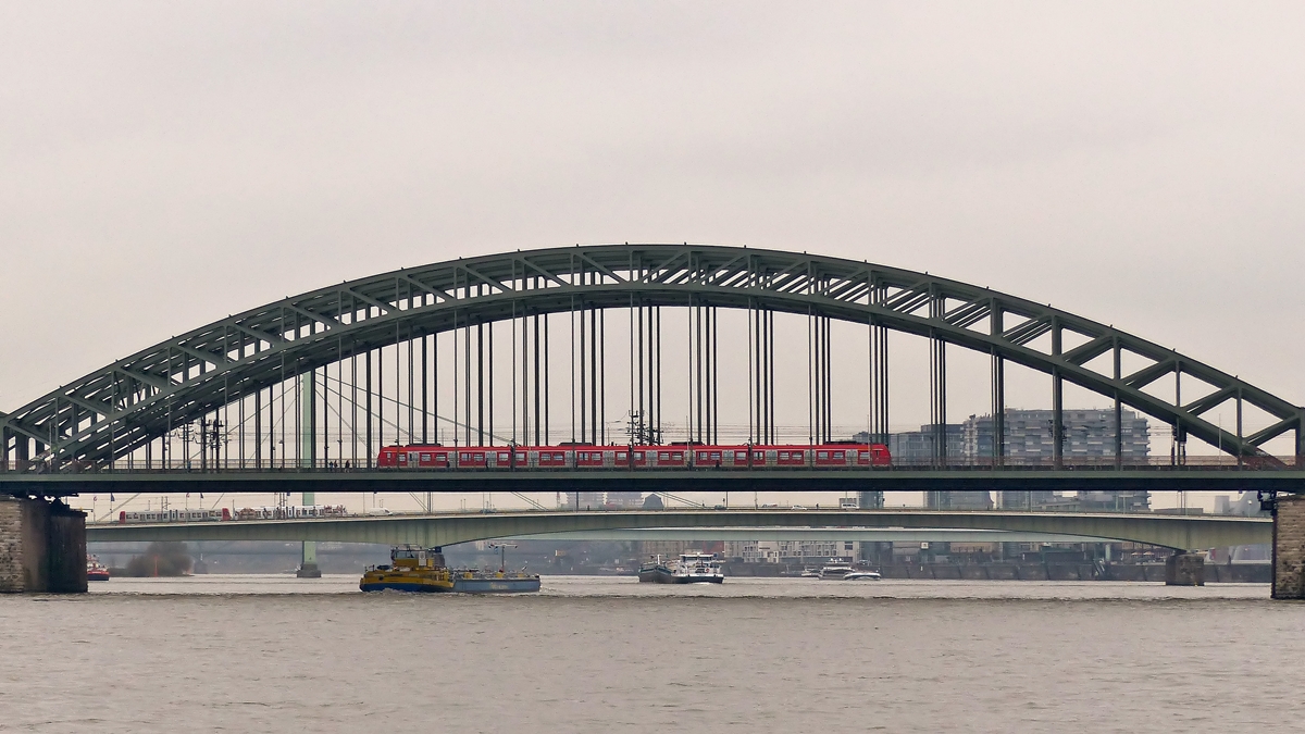. Eine K�lner S-Bahn f�hrt am 20.11.2014 �ber die Hohenzollernbr�cke in K�ln. (Jeanny)