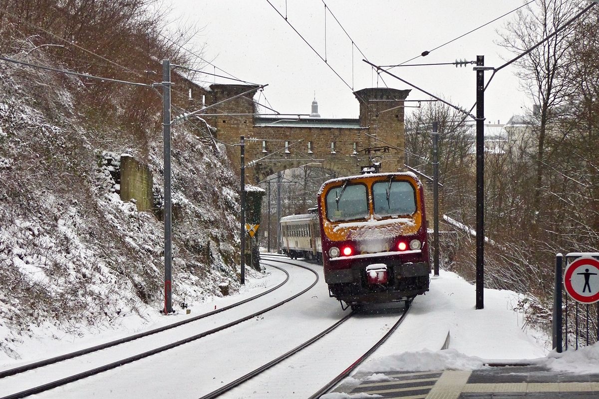 . Gare Pfaffenthal-Kirchberg - Die neue CFL Haltestelle bietet interessante Fotom�glichkeiten. Die RB 3537 Diekirch - Luxembourg, bestehend aus Z 2005 und Z 2004, hat am 10.12.2017 die Haltestelle Pfaffenthal-Kirchberg verlassen und f�hrt nun dem Endbahnhof Luxembourg entgegen. (Jeanny)