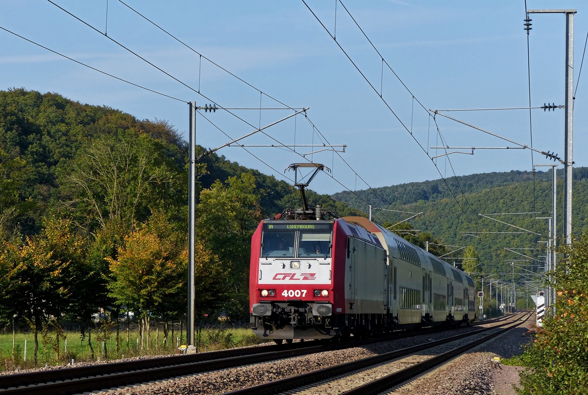 . Glck gehabt - Samstags besteht der IR 3741 Troisvierges - Luxembourg nicht aus zwei Computermusen, sondern aus einem Wendezug. Die 4007 zieht am 04.10.2013 ihre DoStos durch das herbstliche Sauertal in der Nhe von Erpeldange/Ettelbrck. (Jeanny)