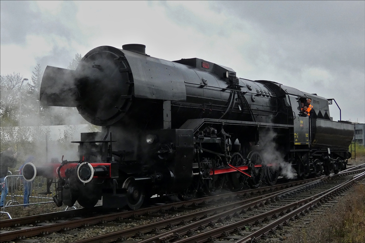 . Gro und Klein nahmen das Angebot der Fhrerstandsmitfahrten auf der Dampflok 5519 im Abstellbereich des Bahnhofs von Bettembourg begeistert an. 21.10.2017 (Hans)

