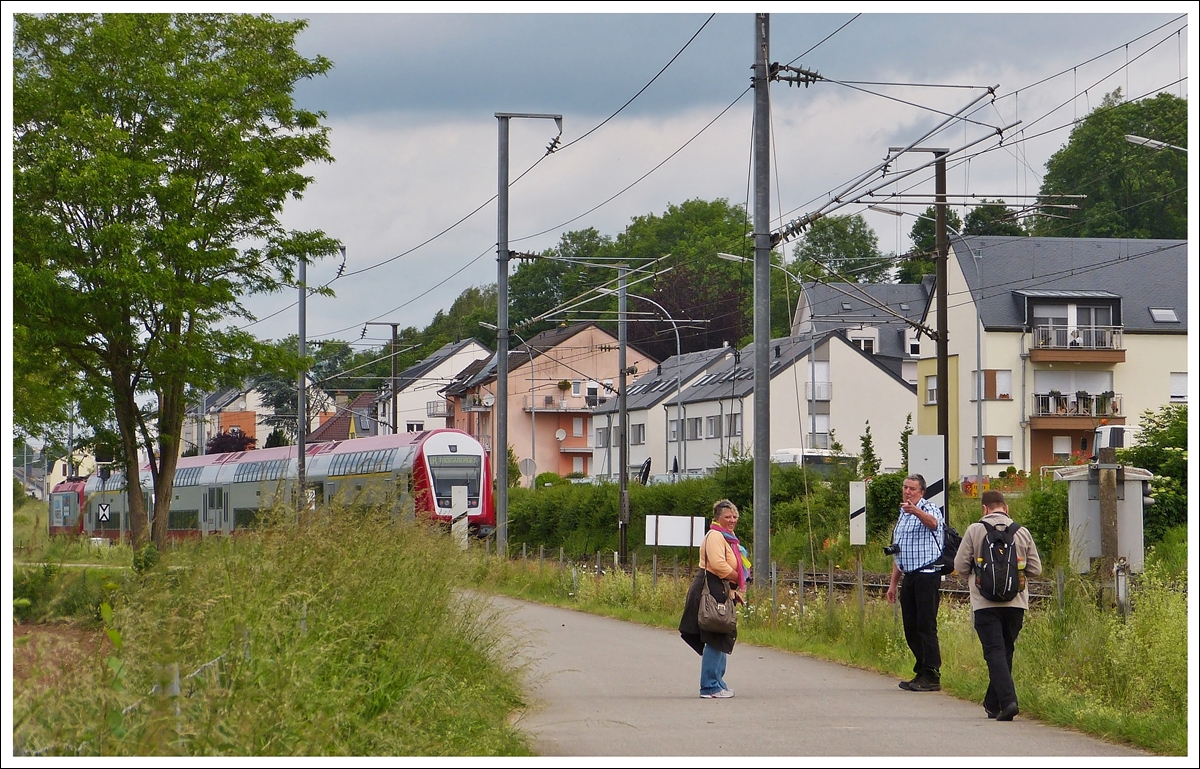 . Jahresr�ckblick 2013 - Jetzt macht sie schon wieder ein Foto von uns. Dabei h�tte sie besser daran getan auf den Zug aufzupassen, damit die Tafel nicht genau in der Front des Steuerwagens prangt. ;-) 

Lustige Erinnerung an unsere Wanderung entlang der Nordstrecke zwischen Lintgen und Mersch am 15.06.2013. (Jeanny)

