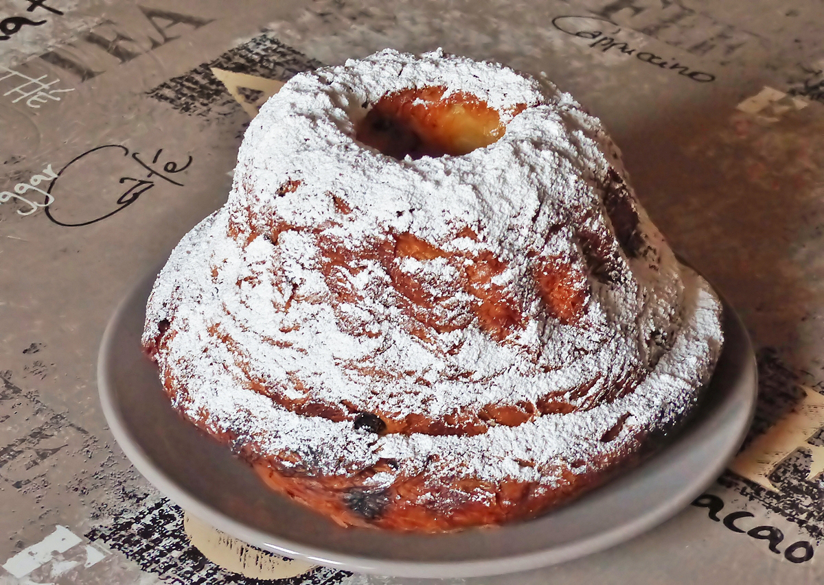 . Kstliches Elsass - Der Kjelhopf (auch Kouglof, Kougelhof, Gougelhof, Gougelhopf, Kougelhopf). Das luftige, nicht zu se Briochegebck passt perfekt zu einem leicht gekhlten Gewurztraminer als Apro. (23.11.2015) Jeanny   