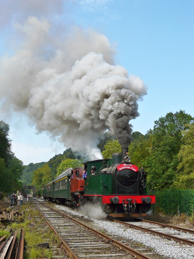 . Mit vereinten Kr�ften ziehen die Dampfloks Tubize 2069  Helena  des Vereins Stoomtrein Dendermonde-Puurs und die Tkh 5387 des Clubs Stoomcentrum Maldegem am 14.08.10 den Museumszug von Dorinne-Durnal nach Spontin auf der belgischen Museumsstrecke  Le Chemin de Fer du Bocq . (Jeanny)