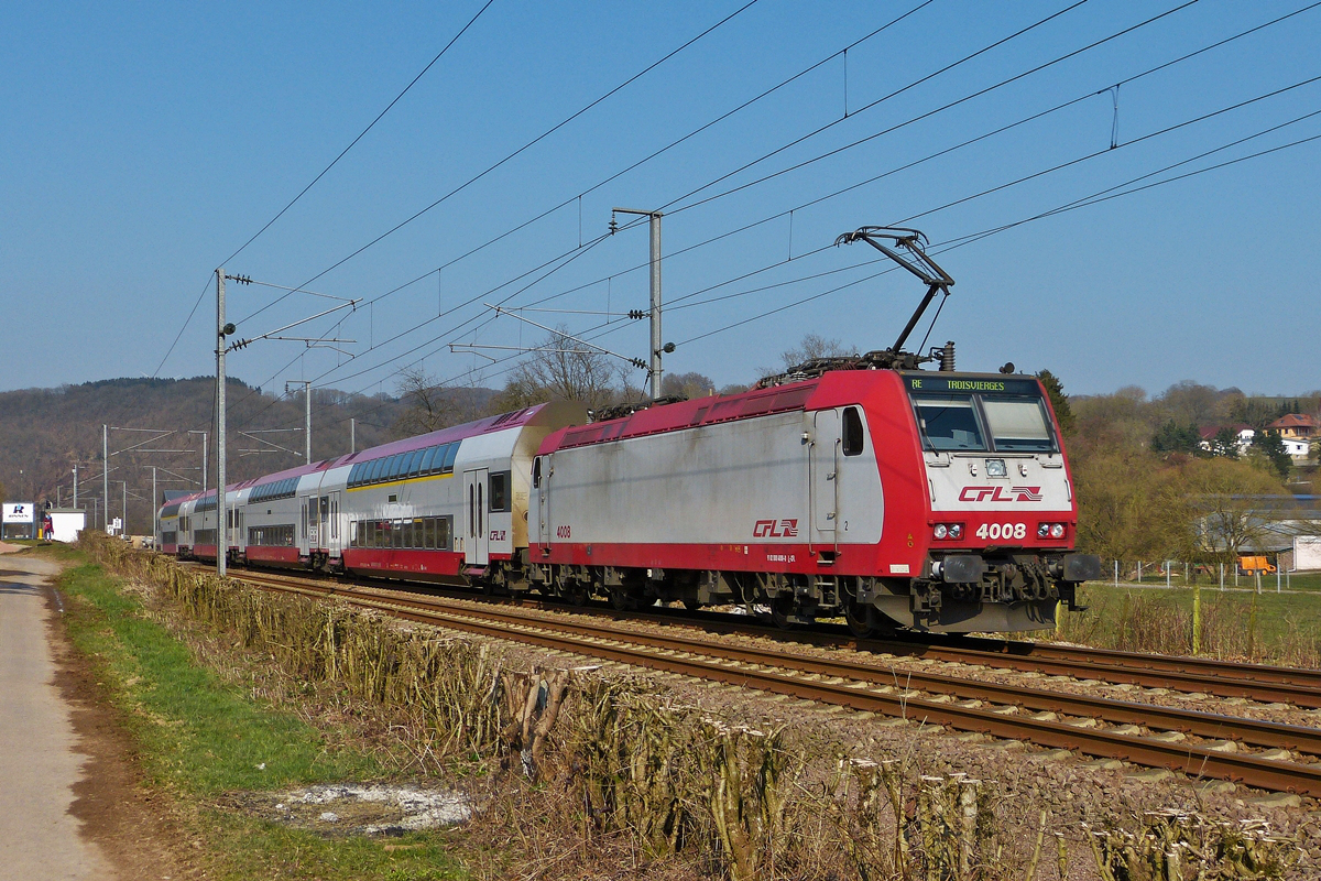 . Nachschuss bei frhlingshaftem Wetter auf den RE 3764 Luxembourg - Troisvierges in Erpeldange/Ettelbrck. 18.03.2016 (Hans)