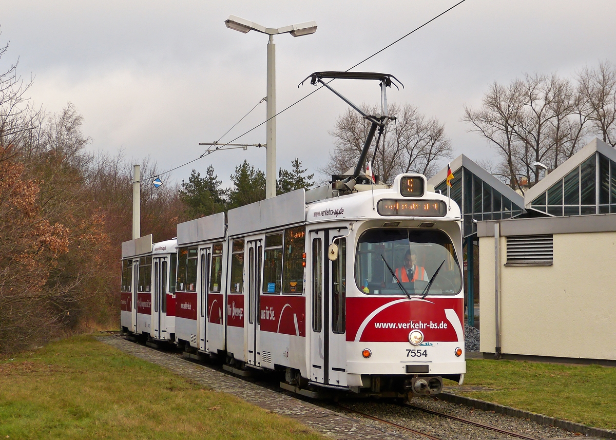 . Neujahrsrundfahrt der Braunschweiger Stra�enbahn - Zum zwanzigsten Mal organisierte die Braunschweiger Interessengemeinschaft Nahverkehr e.V. dieses Jahr die Neujahrsrundfahrt kreuz und quer �ber das Schienennetz der Braunschweiger Verkehrs-GmbH. 

Am 04.01.2015 wurde die historische Tram N� 7554 auf der Neujahrsrundfahrt eingesetzt. Hierbei handelt es sich um ein Duewag Gelektriebwagen vom Typ GT 6 der Bauart  Mannheim  aus dem Jahr 1975.

An der Haltestelle Lincolnsiedlung auf der Linie M 1 St�ckheim - Wenden wurde eine Pause eingelegt, es gab einen sehr schmackhaften Imbiss und die Gelegenheit das tolle Fahrzeug zu fotografieren. (Hans)