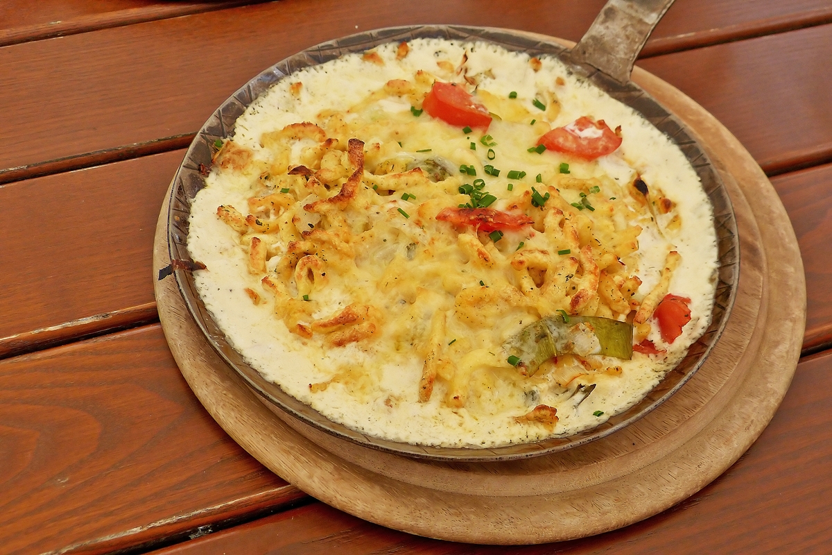 . Sehr lecker, aber auch sehr hei, die Sptzle Pfanne in Lahnstein. 25.05.2014 (Jeanny)