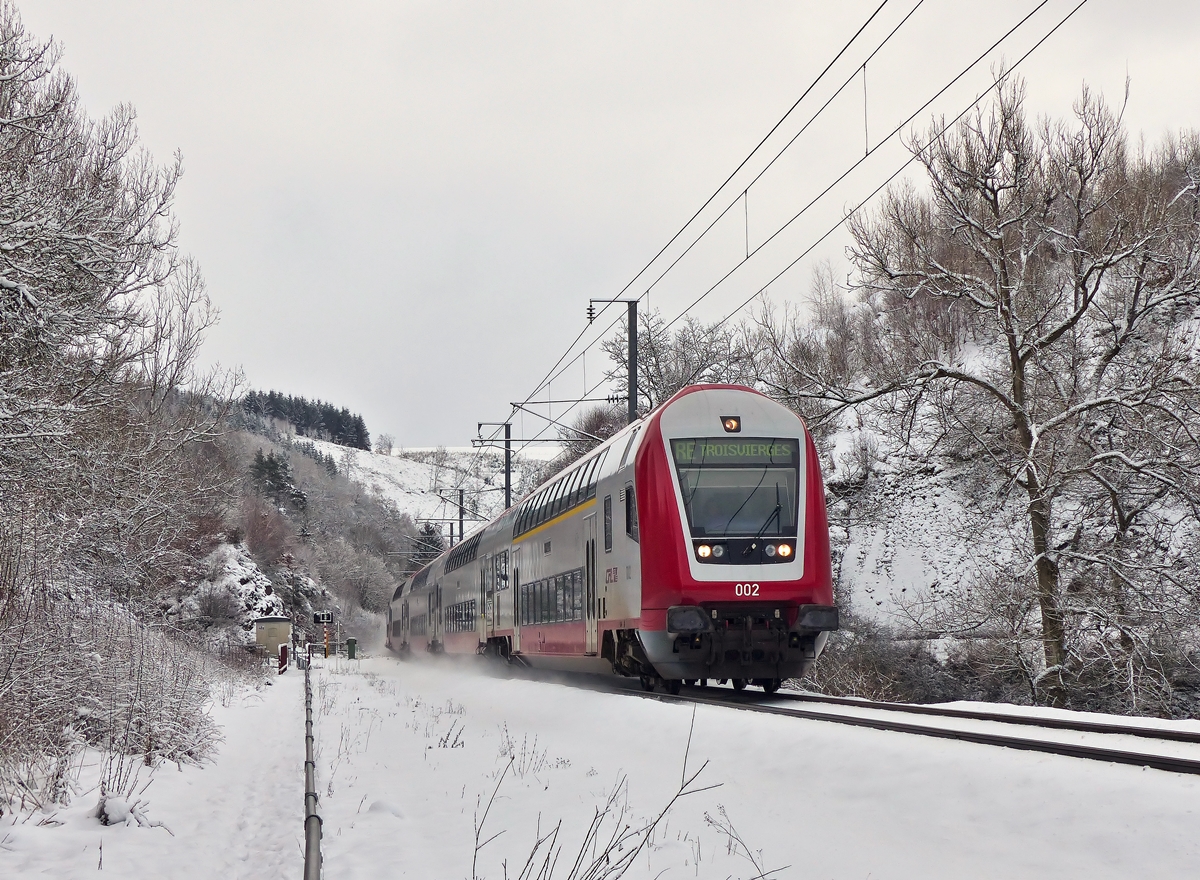 . Steuerwagen voraus befhrt der RE 3810 Luxembourg - Troisvierges am 02.02.2015 den eingleisigen Abschnitt der Nordstrecke zwischen Maulusmhle und Cinqfontaines. Schublok war die 3014. (Jeanny)