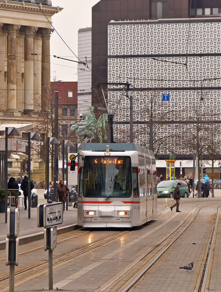 . Urbanes Umfeld - In der Braunchweiger Innenstadt ist der Verkehr dicht gedr�ngt und mittendrin f�hrt der GT6S mit der Nummer 9555 auf der Linie 4 Helmstedter Stra�e - Radeklint und wird in K�rze die Haltestelle Rathaus erreichen. (Jeanny) 