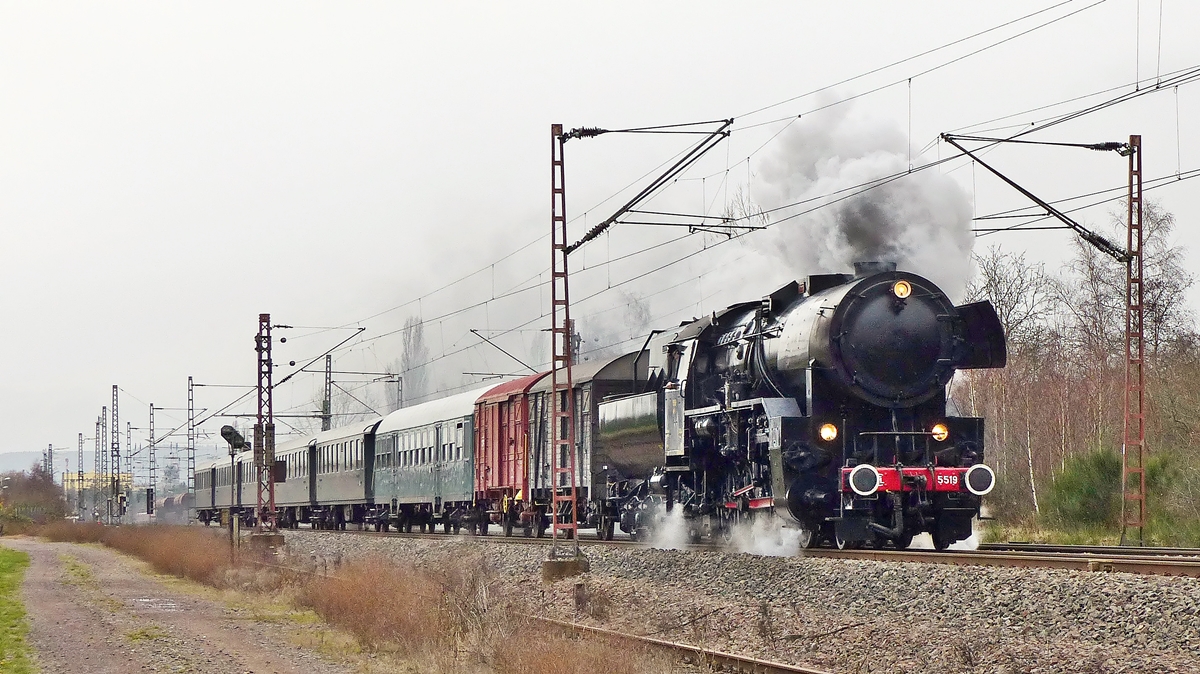 . Vom Winde verweht - Von der anderen Seite der Saarstrecke am Kohlekraftwerk in Ensdorf konnte der Dampfsonderzug zum Saarbr�cker Christkindlmarkt, gezogen von der CFL 5519, ebenfalls fotografiert werden, auch wenn die imposante Rauchfahne vom Wind in die falsche Richtung geweht wurde. 20.12.2014 (Jeanny)