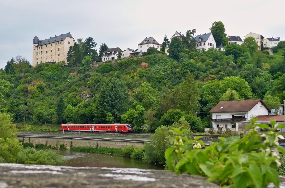 . W�hrend sich die wei�en Taubnesseln auf der sch�nen alten Steinbr�cke in Runkel wohlzuf�hlen scheinen, f�hrt ein DB RegioSwinger (BR 612) an der Lahn und unter der Burg Schadeck vorbei. 26.05.2014 (Jeanny)