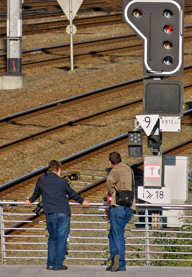 . Warten auf die Zge in Lige Guillemins am 18.10.2014. (Hans)