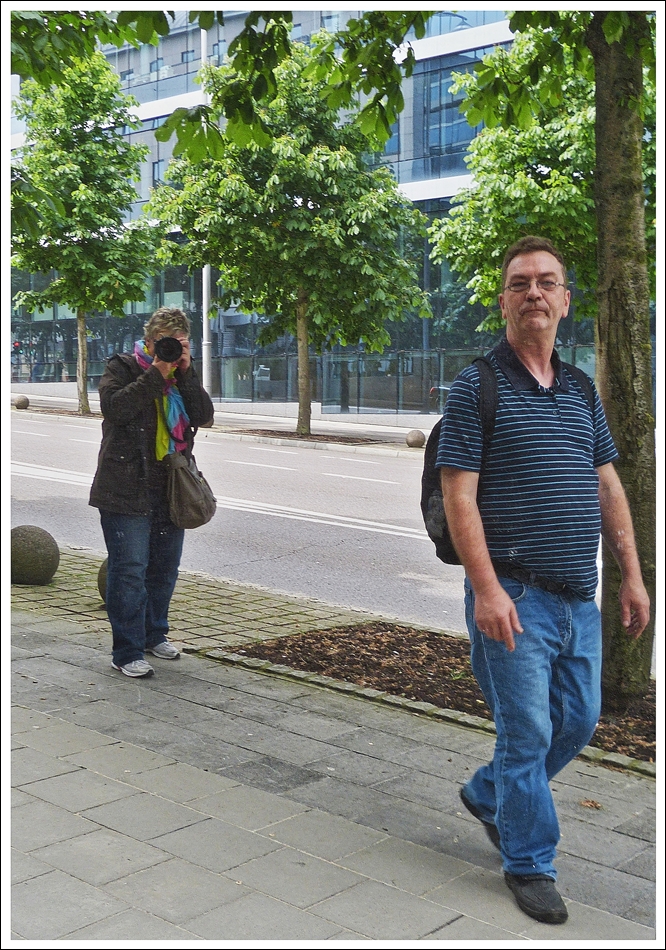 . Wenn die Assistentin zur Kamera greift - Gespiegelte Impression aus der Stadt Luxemburg. 14.06.2013 (Jeanny)