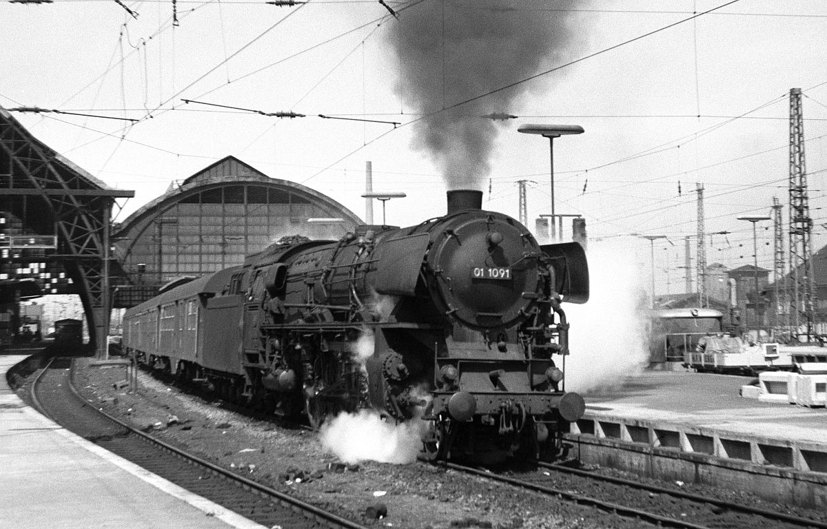 01 1091 Kohle (Bw Osnabrück Hbf) fährt mit einem Personenzug aus Bremen Hbf Richtung Osnabrück aus. 5.8.1965