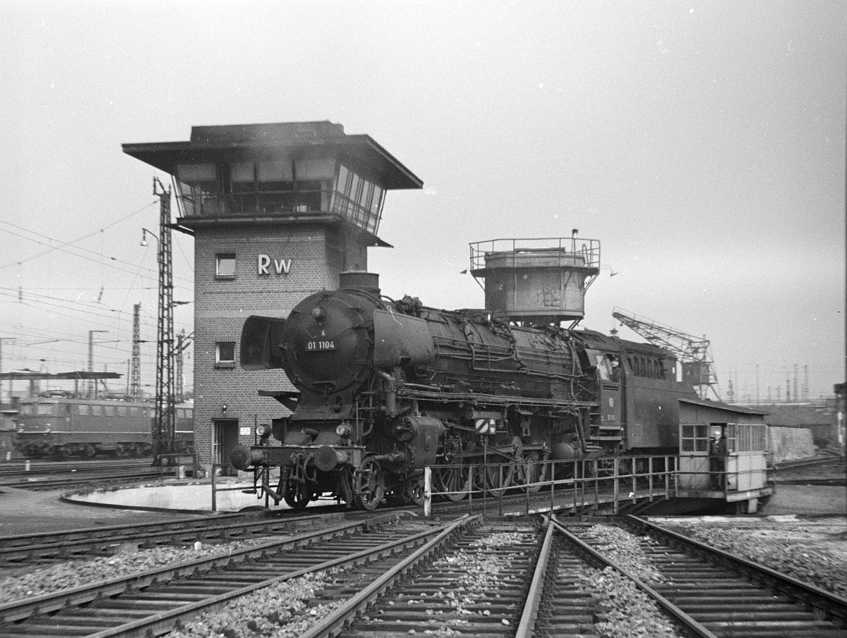 01 1104 (Bw Kassel), aufgenommen auf der Drehscheibe des Bw Frankfurt(M)-1 am 9.4.1965