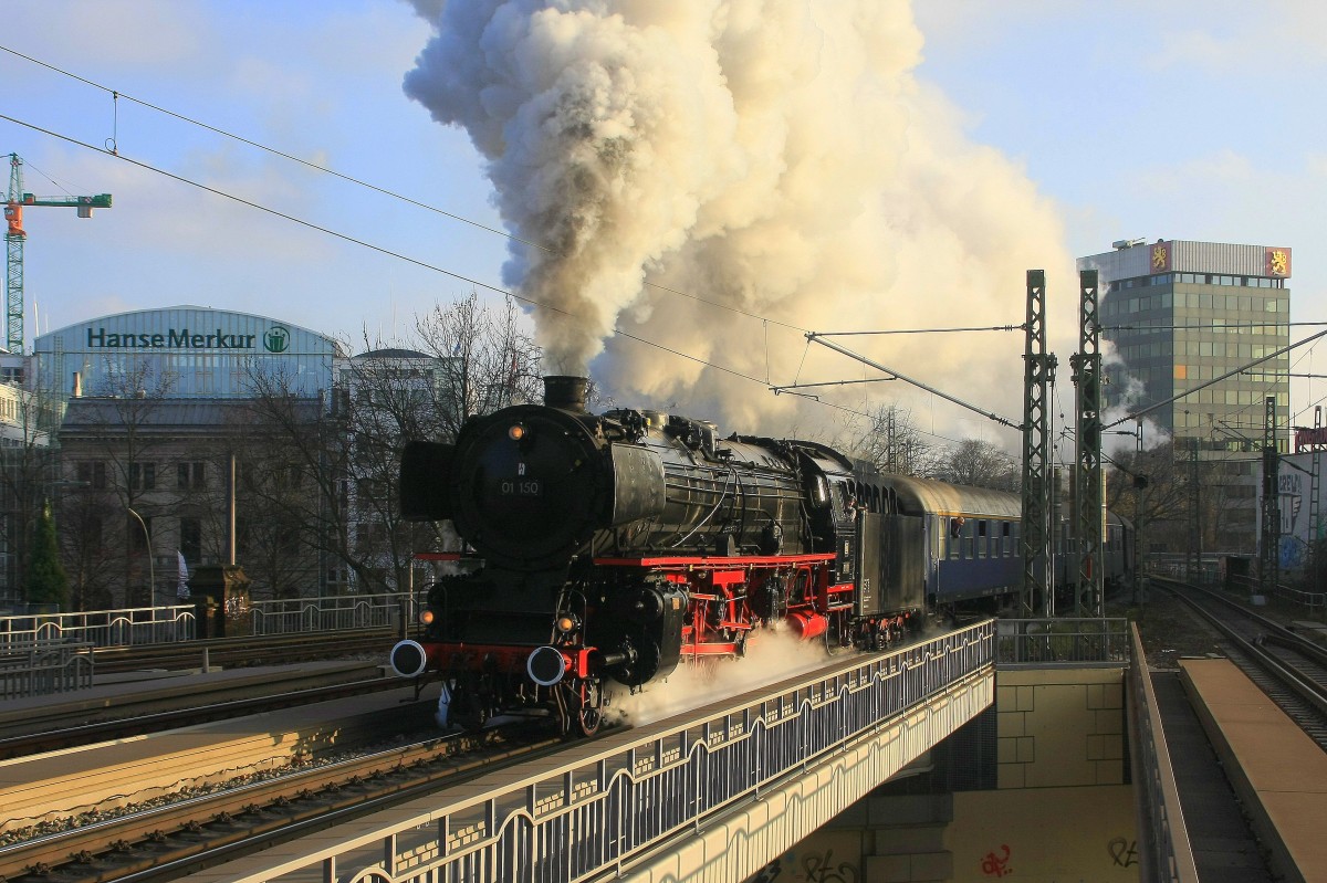 01 150 mit Sonderzug aus Bielefeld Hbf am 14.12.2014 in Hamburg-Dammtor auf dem Weg zur Abstellung in Hamburg-Langenfelde