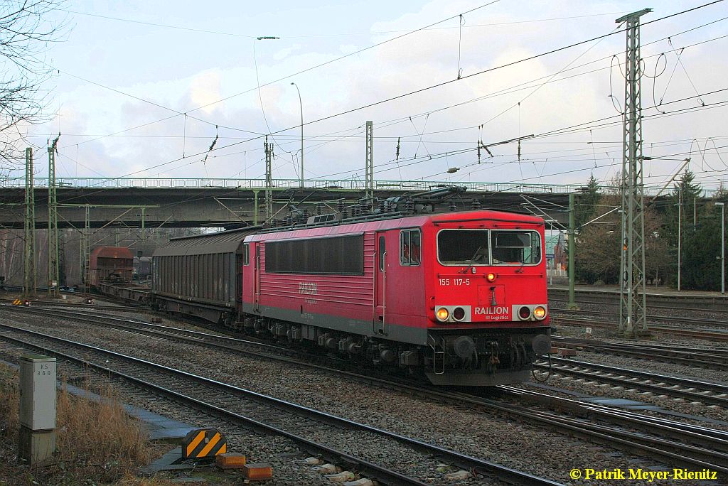 03/02/2015:
155 117 mit gemischten Güterzug in Hamburg-Harburg auf dem Weg nach Süden