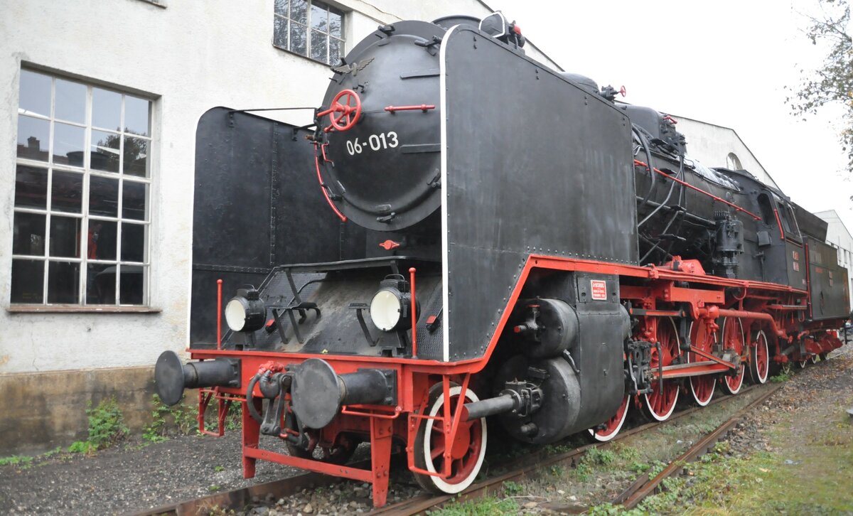 06-013 Slowenien Dampflok von Borsig Baujahr 1930. Es wurden insgesamt 30 Dampfloks dieses Typs gebaut f�r das zerkl�ftete Gebirge Sloweniens. Die lok 06-013 nahm am 13.Oktober 1930 den Dienst auf in Maribor und Ljubjana. Bei der Ausmusterung im April 1975 hatte die Lok 2.150.484 Kilometer zur�ckgelegt. Im April 2006 wurde die Lok �ber die Tauernbahn in den Bahnpark Augsburg gebracht.
1941 wurde die 06-013 in Belgrad von der vorr�ckenden deutschen Wehrmacht beschlagnahmt und als 39 412 eingesetzt. Im M�rz 1945 fuhr die Lok auf eine Mine der Partisanen, entgleiste und st�rzte in den Flu� Save. F�nf Jahre lag die Lok im Wasser der Save, bis sie 1950 geborgen, repariert wurde und bis 1974 im Einsatz war, unter anderem vor dem orient-Express. Quelle. Bahnpark Augsburg GmbH, 2013.