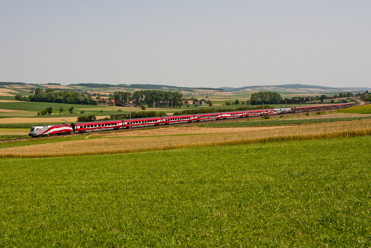 1. Juli 2012: 1116 249 und die damals ganz neue  längste Flagge  Österreichs wurde bei Ollersbach polizeilich verfolgt. Dafür war 1116 250 zuständig. Das ganze war der RJ 564 auf dem Weg von Wien West nach Innsbruck.