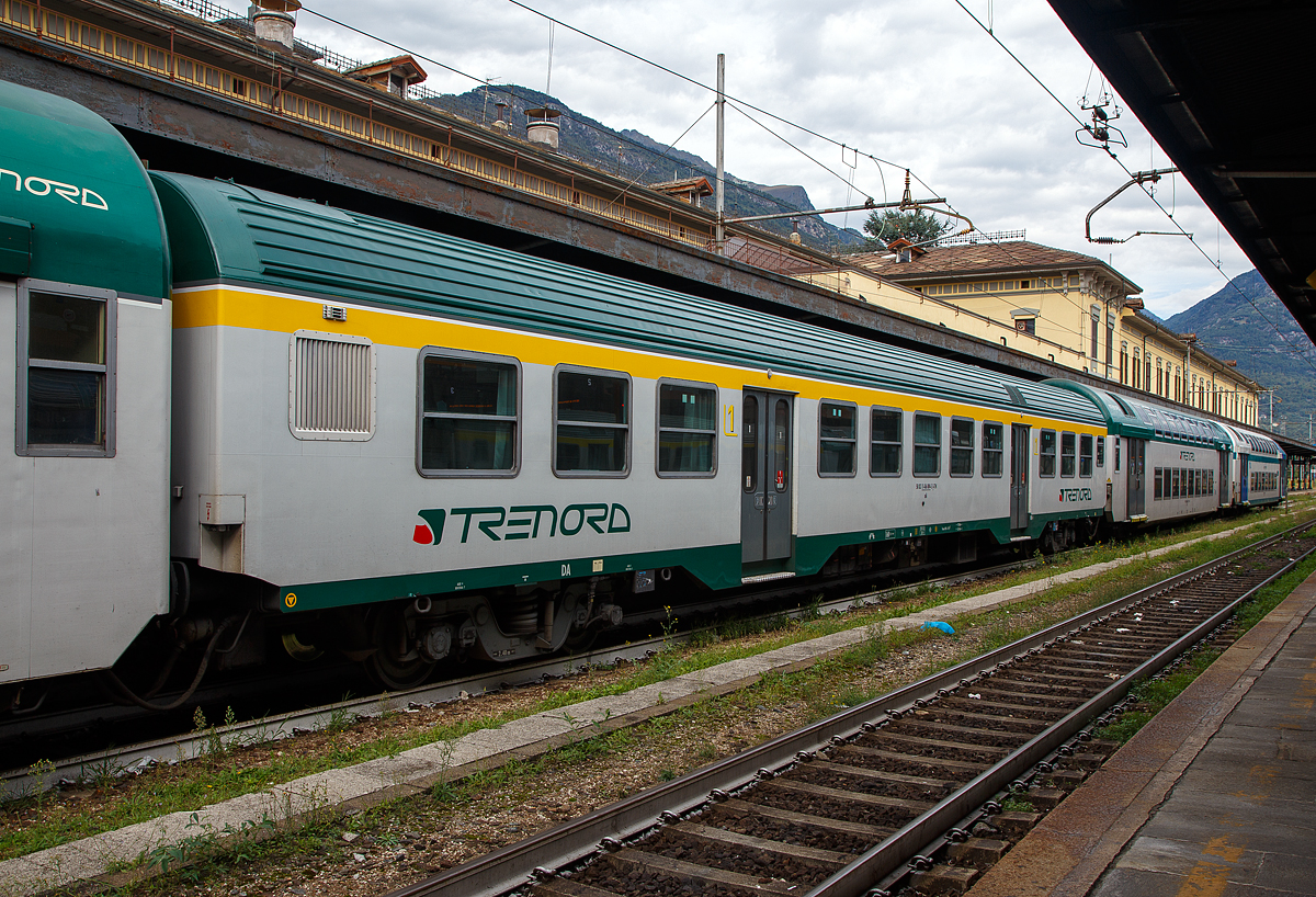 1. Klasse MDVC-Reisezugwagen (MDVC steht für Medie Distanze Vestiboli Centrali, deutsch für Mittlere Entfernungen in Ballungsräumen) 50 83 82-87 134-3 I-TN der TRENORD, der Gattung nA am 15.09.2017 im Zugverband im Bahnhof Domodossola.

Die den Wagen handelt es sich um in Italien hergestellte Eisenbahnwaggons die speziell für den Einsatz für mittlere Entfernungen wie z.B. RE (Regionalexpress Züge).. 

TECHNISCHE DATEN: 
Spurweite: 1.435 mm
Länge über Puffer:  26.400 mm
Breite: 2.825 mm
Höhe: 3.965 mm
Drehzapfenabstand: 19.000 mm
Achsstand im Drehgestell:  2.400 mm
Laufraddurchmesser : 860 mm (neu)
Fußbodenhöhe: 1090 mm
Eigengewicht: 39 t
Sitzplätze:  82 (1. Klasse) 
Höchstgeschwindigkeit:  160 km/h
Bremsbauart:  Freno WU-R 59 t