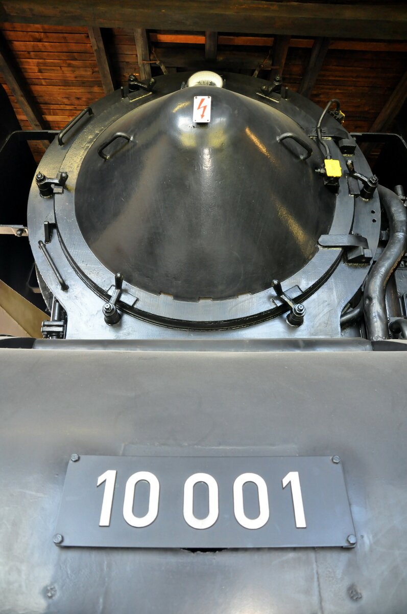 10 001 im Deutschen Dampflokmuseum in Neuenmarkt-Wirsberg am 03.09.2011.