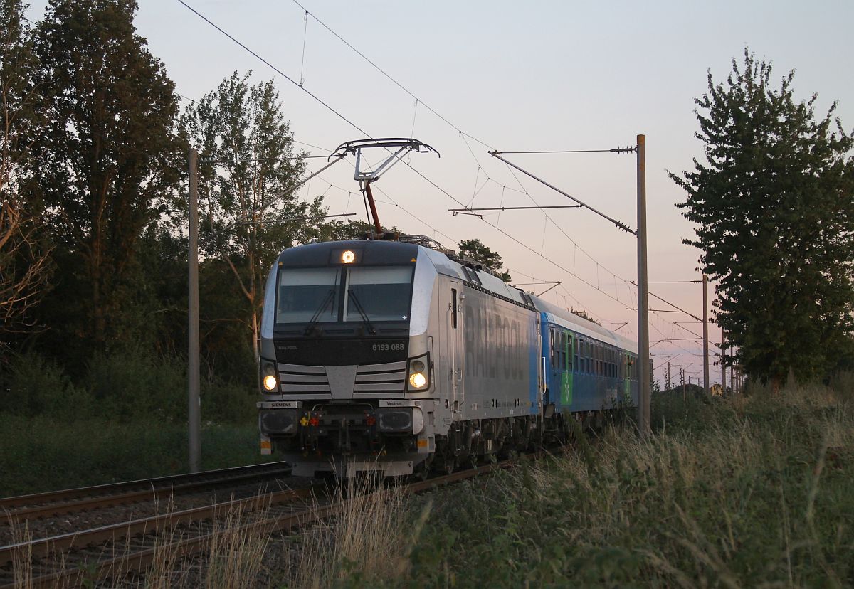 10 Minuten vor Sonnenuntergang und dann noch auf dem falschen Gleis erreichte der von der Railpool 193 088 bespannte, aus 2 Liegewagen bestehende EN 496 Hamburg-Stockholm, den Grenzbereich zwischen Harrislee und Pattburg/Padborg 03.09.2022