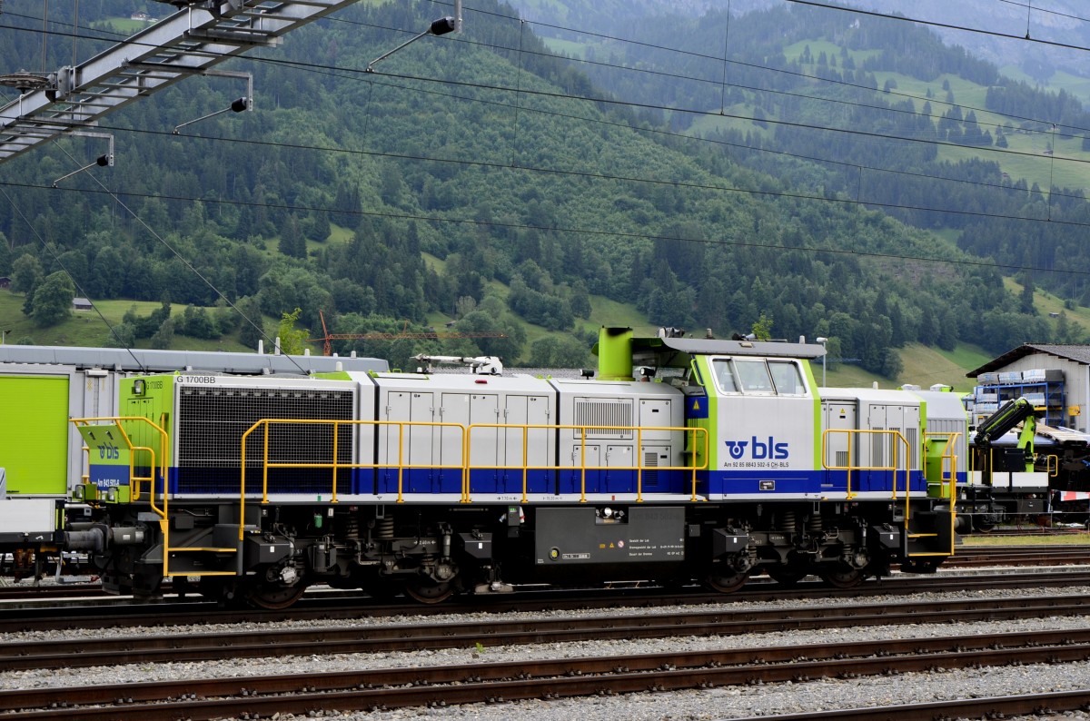 100 Jahre BLS: MaK G 1700BB 9285 8843 502-6 CH-BLS am 29.06.2013 bei Pendelfahrten im Bahnhof Frutigen.
Hersteller: Vossloh, Baujahr: 2006 (Ausl. an BLS am 19.08.2006), Leistung:1500 kW/2040 PS, Vmax: 100 km/h, L�nge: 15,20 m