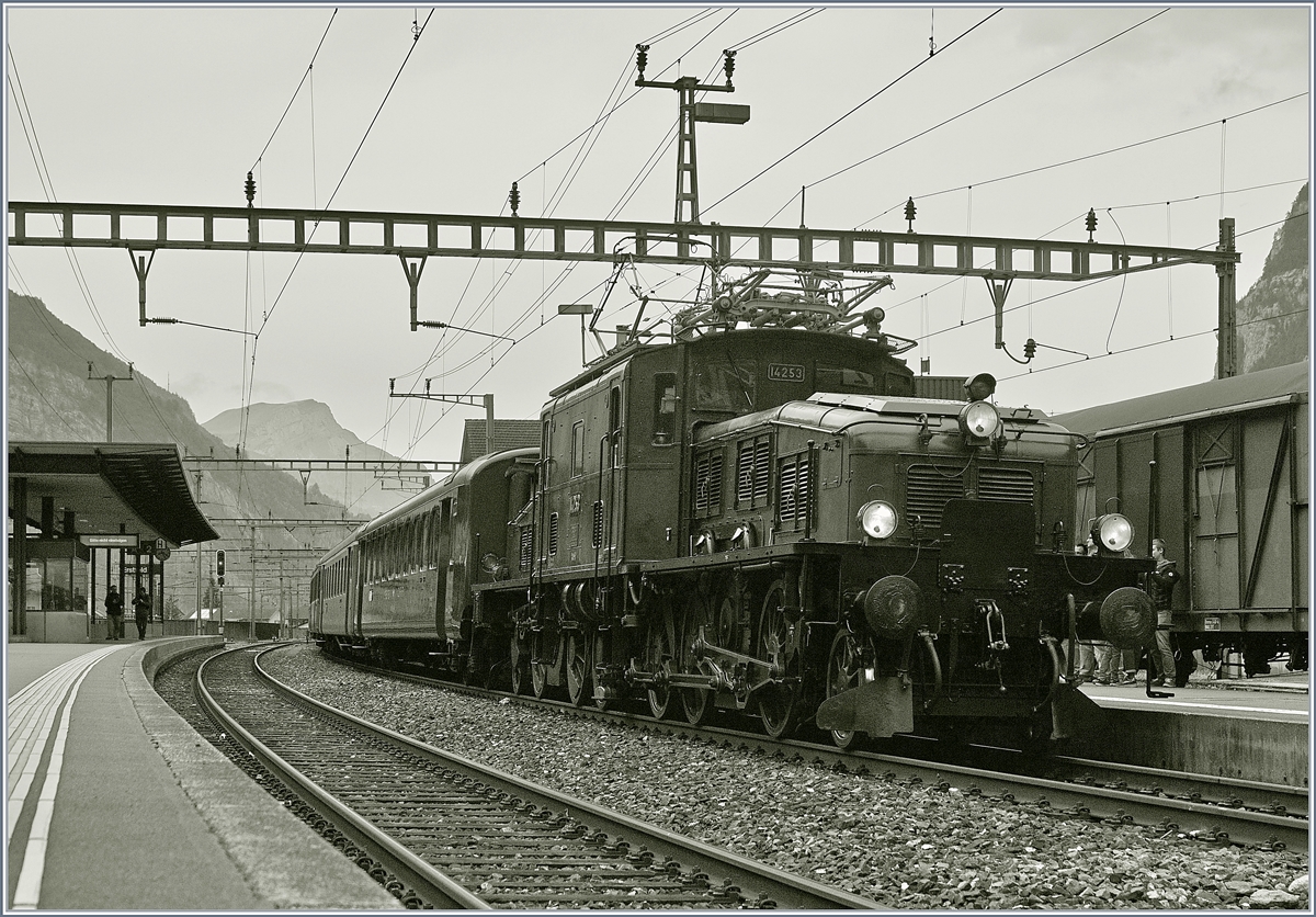 100 Jahre Krokodil. Die 100 jährige SBB Historic Ce 6/8 II 14253 (91 85 4601 253-8) steht mit ihren zehn Wagen in Erstfeld nun auf Gleis 1 und wartet auf die beiden Vorspannloks bevor es über den Gotthard nach Bellinzona geht. 

19. Oktober 2019