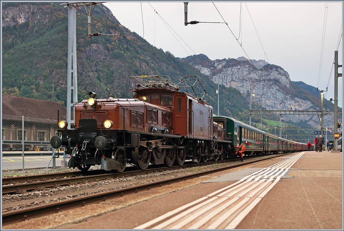 100 Jahre Krokodil. Die 100 jährige SBB Historic Ce 6/8 II 14253 (91 85 4601 253-8) steht mit ihren zehn Wagen in Erstfeld in Erwartung der grossen Fahrt über den Gotthard nach Bellinzona. Obwohl mehr in der Maschine steckt, als man ihre ansieht, denn es ist eigentlich eine Be 6/8 II, werden ihre für die Geburtstagsfahrt zwei weitere Krokodile beigestellt.

19. Oktober 2019