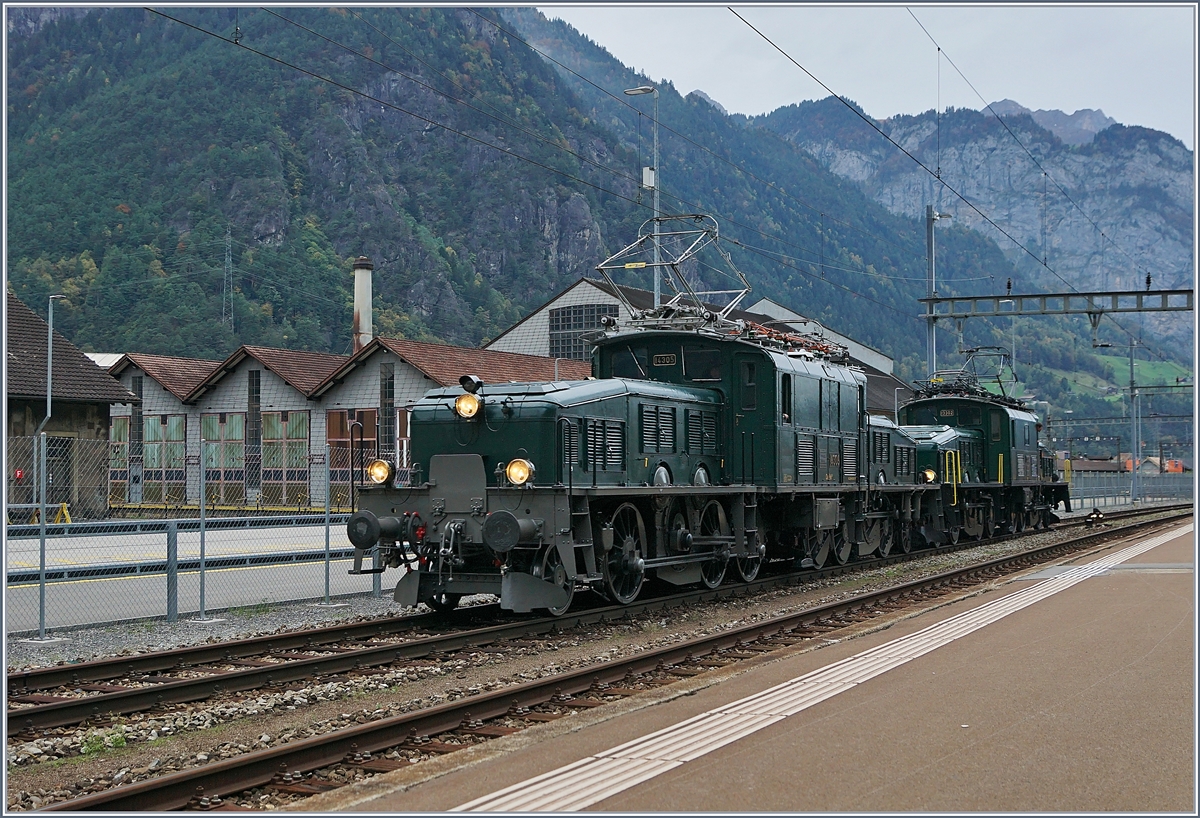 100 Jahre Krokodil: Die beiden grünen Krokodile, die SBB Historic Ce 6/8 III 14305 (91 85 4601 305-6) und die bei der SOB eingestellte Be 6/8 III 13302 (91 85 4601 302-3) haben das Depot verlasen und sind nun auf der Rangierfahrt zur Ce 6/8 II mit ihrem langen Extrazug, welcher mittlerweile auf Gleis 1 aufgestellt wurde.

19. Okt. 2019