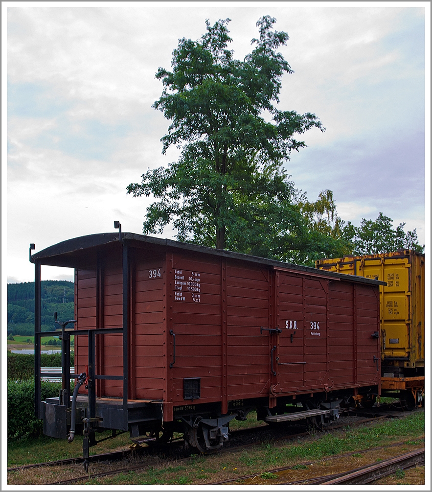 1.000 mm (Schmalspur) 2-achsiger gedeckter Güterwagen der Gattung Gw - S.K.B. 394 Plettenberg, ex Kreis Altenaer Eisenbahn,, der Märkische Museums-Eisenbahn e.V. (MME) bzw.  Sauerländer Kleinbahn  am 18.08.2013 beim  Bahnhof Hüinghausen. Der Wagen wurde 1937 bei der Wagonfabrik Uerdingen unter der Fabriknummer 40587 gebaut.

Technische Daten:
Länge über Puffer: 7.100 mm
Achsanzahl: 2
Achsabstand: 3.000 mm
Ladeflächenlänge: 5.940
Ladefläche: 10,46 pm
Eigengewicht: 5.070kg
Ladegewicht: 10.000kg