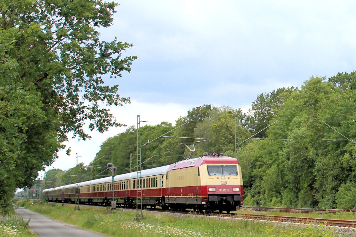 101 001-6 (AKE Sonderzug Nr. 1314 / Koblenz-Binz) am 09.06.2024 in Tostedt - Dreihausen.