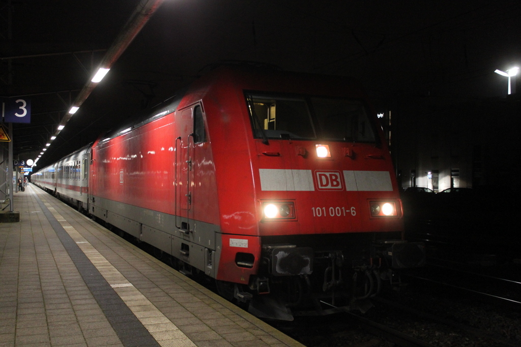 101 001-6 mit IC 2355 von Rostock Hbf nach Berlin Südkreuz stand am Morgen des 21.12.2017 im Rostocker Hbf.