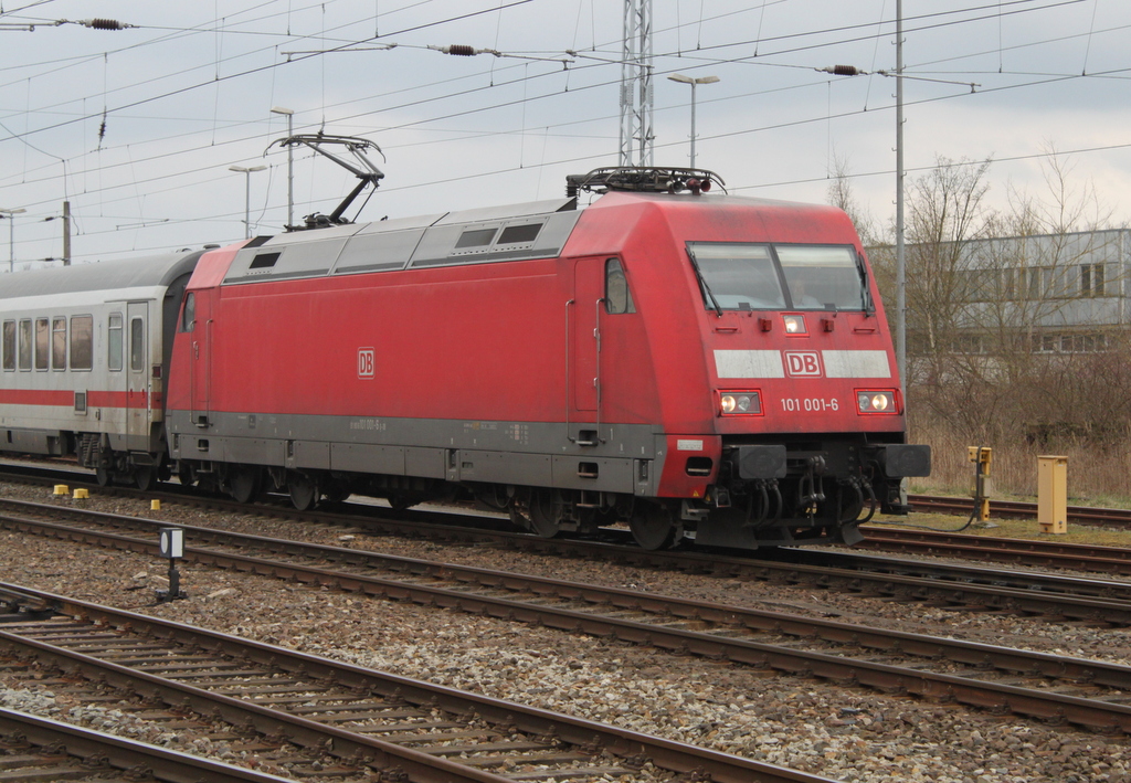 101 001 mit IC 2212(Koblenz-Binz)bei der Einfahrt im Rostocker Hbf.08.04.2016