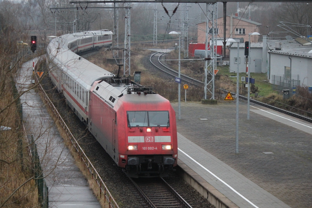 101 002-4 mit IC 2184(Hannover-Stralsund)bei der Durchfahrt in Rostock-Kassebohm.28.12.2017