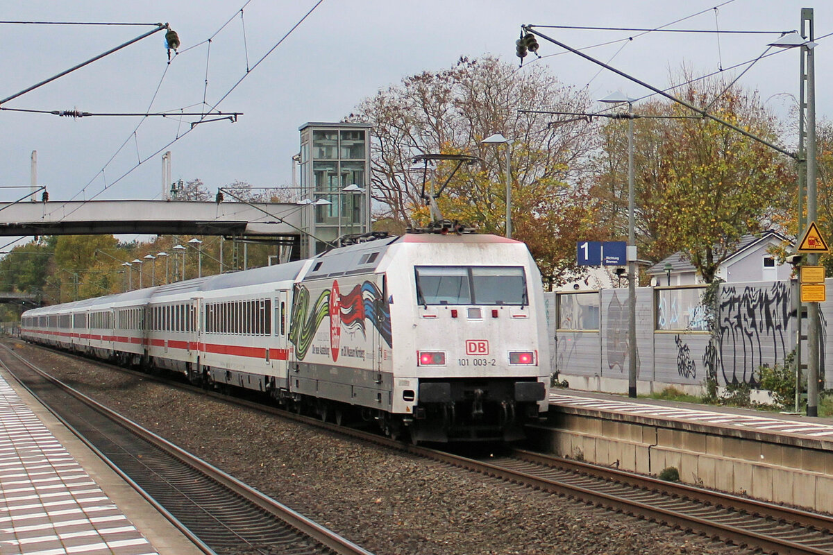 101 003-2 mit IC 2217(Greifswald-Esslingen)bei der Durchfahrt in Lauenbrck.07.11.2022