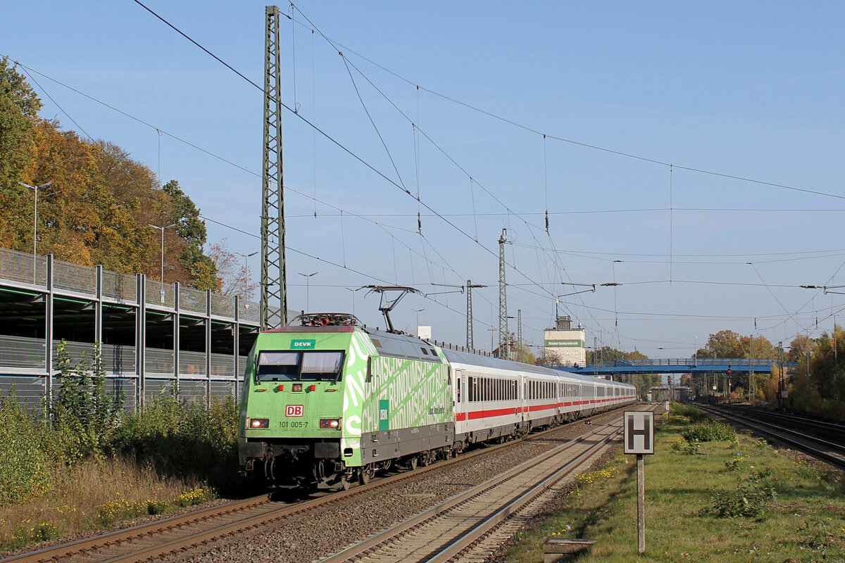 101 005-7 mit IC 2217(Stralsund-Esslingen)am 30.10.2022 in Tostedt.