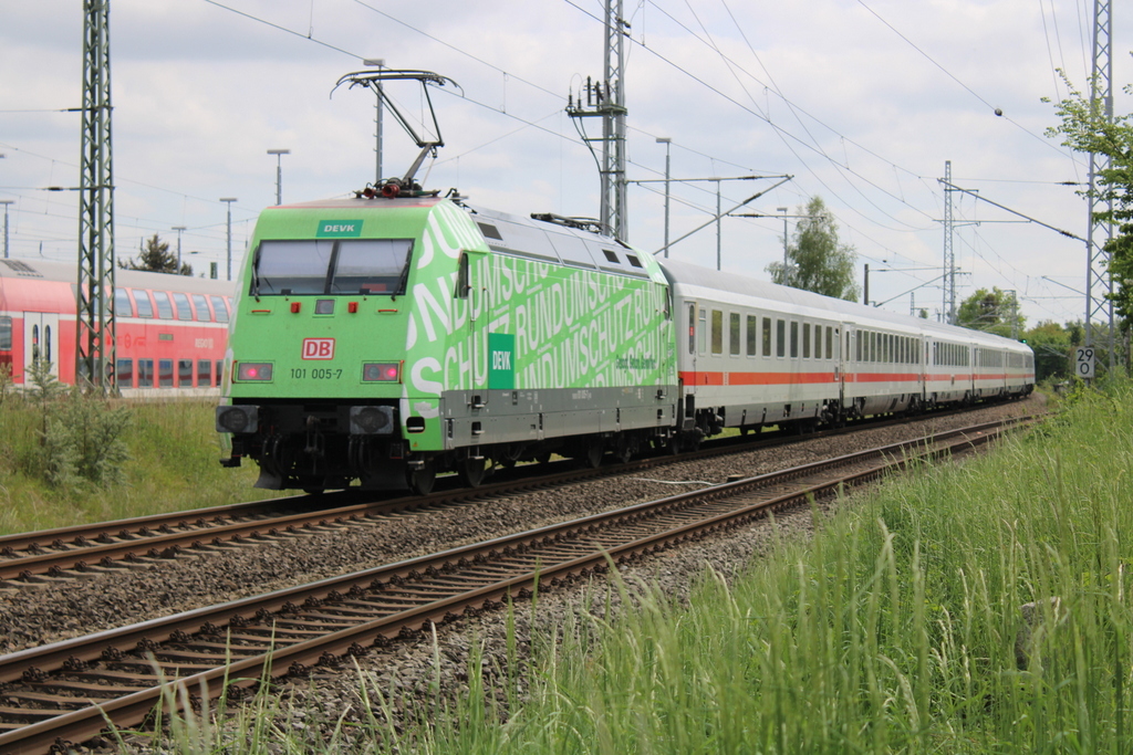 101 005 DEVK schiebend am IC 2271(Rostock-Dresden)bei der Ausfahrt im Rostocker Hbf.20.05.2022