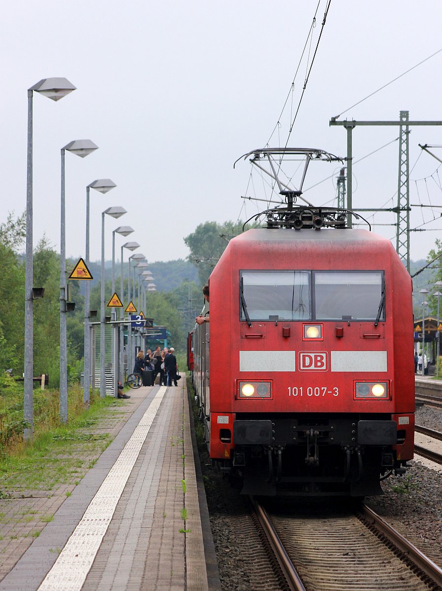 101 007-3 mit IC 1981  Flensburger Förde  nach München in Schleswig. 18.08.2017