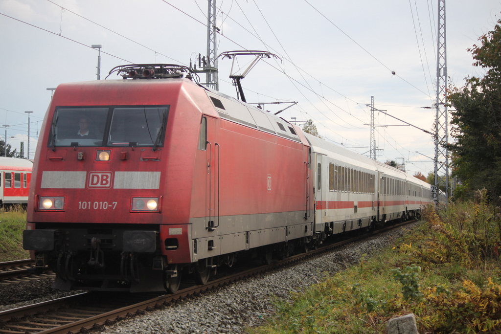 101 010 mit IC 2212(Koblenz-Binz)bei der Einfahrt im Rostocker Hbf.18.10.2019