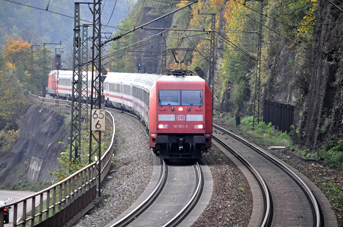 101 011-5 Frontlok und 101 066-9 Schub für IC im Sandwich auf der Geislinger Steige am 06.10.2010.