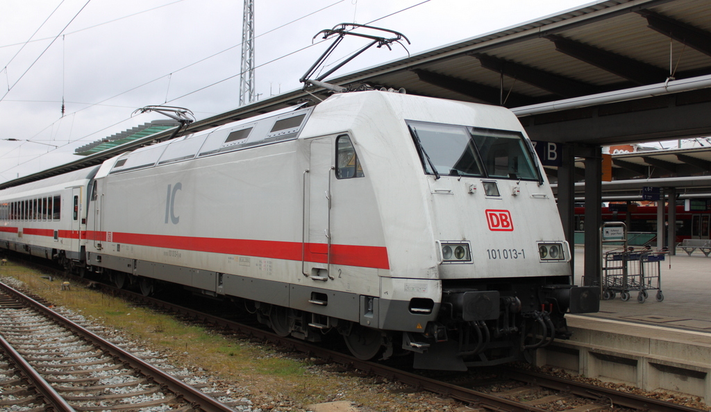 101 013 mit IC 2212(Koblenz-Binz)beim Richtungswechsel im Rostocker Hbf.25.02.2022