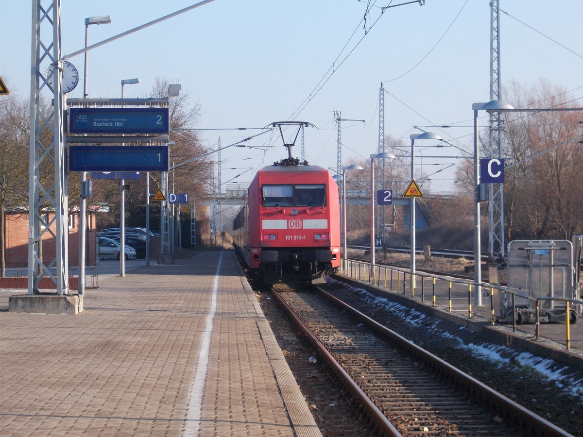 101 013 schob den IC Hamburg Hbf-Stralsund,am 10.Januar 2017 aus Ribnitz Damgarten West.