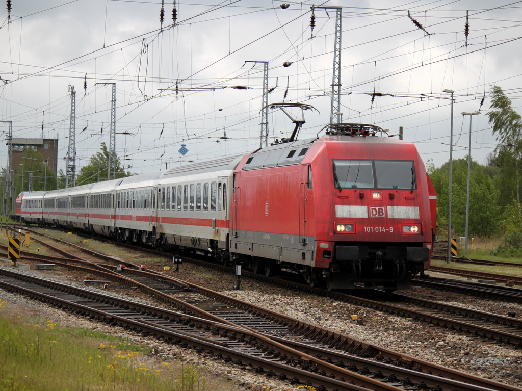 101 014-9 mit IC 2184 von Hamburg Hbf nach Ostseebad Binz bei der Einfahrt im Rostocker Hbf.10.05.2014