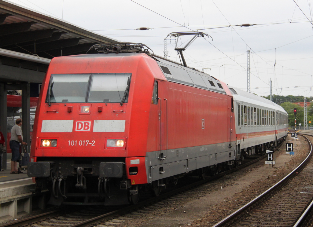 101 017 mit IC 2239(Warnemünde-Leipzig)bei der Einfahrt im Rostocker Hbf.31.07.2016