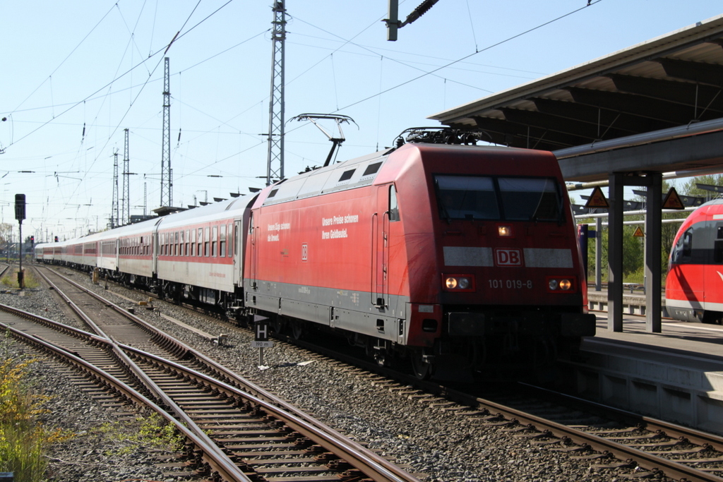 101 019-8 mit CNL 470(Zrich-Binz)bei der Einfahrt im Rostocker Hbf.05.05.2016