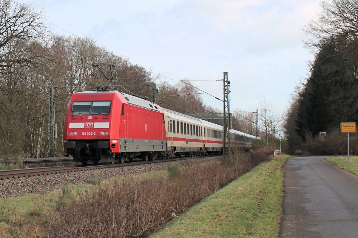 101 022-2 schiebt ihren IC nach Hamburg. Aufgenommen am 03.02.2016 in Tostedt - Dreihausen.